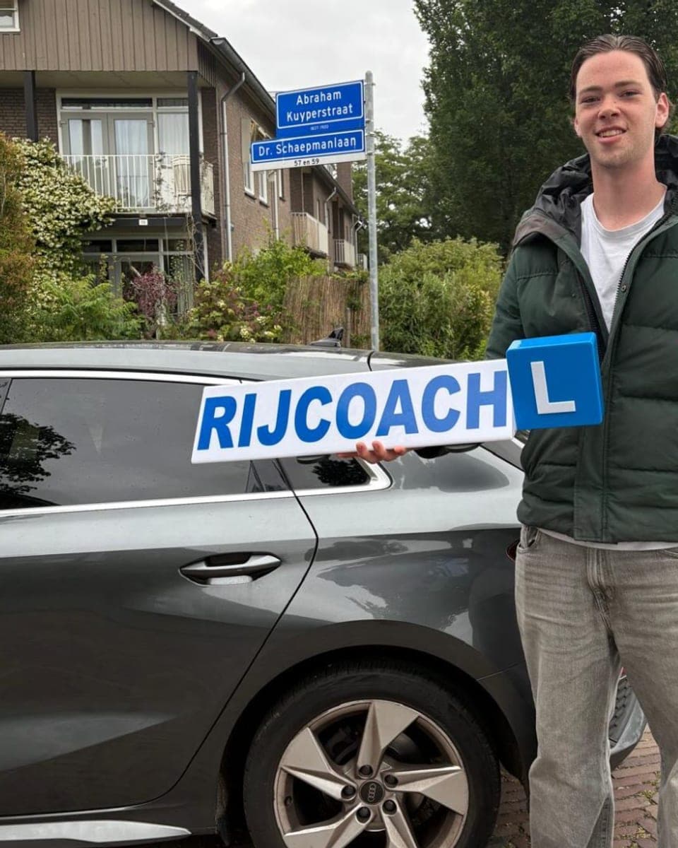 Geslaagde leerling met Rijcoach lesauto in Bloemendaal