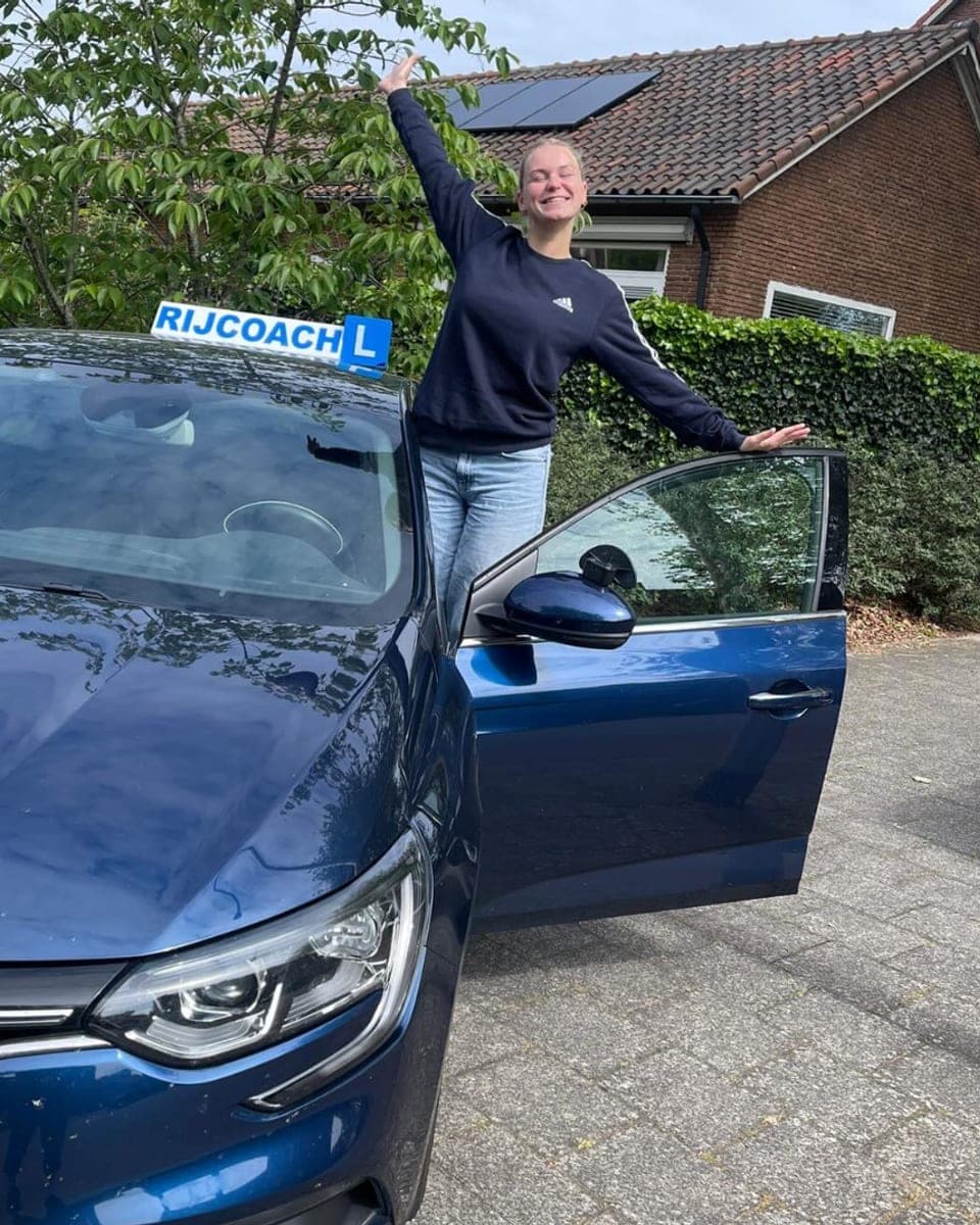 Leerling geslaagd bij Rijcoach Bloemendaal naast de auto