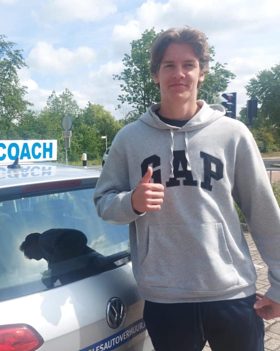 Leerling geslaagd voor het rijbewijs bij Rijcoach Haarlem
