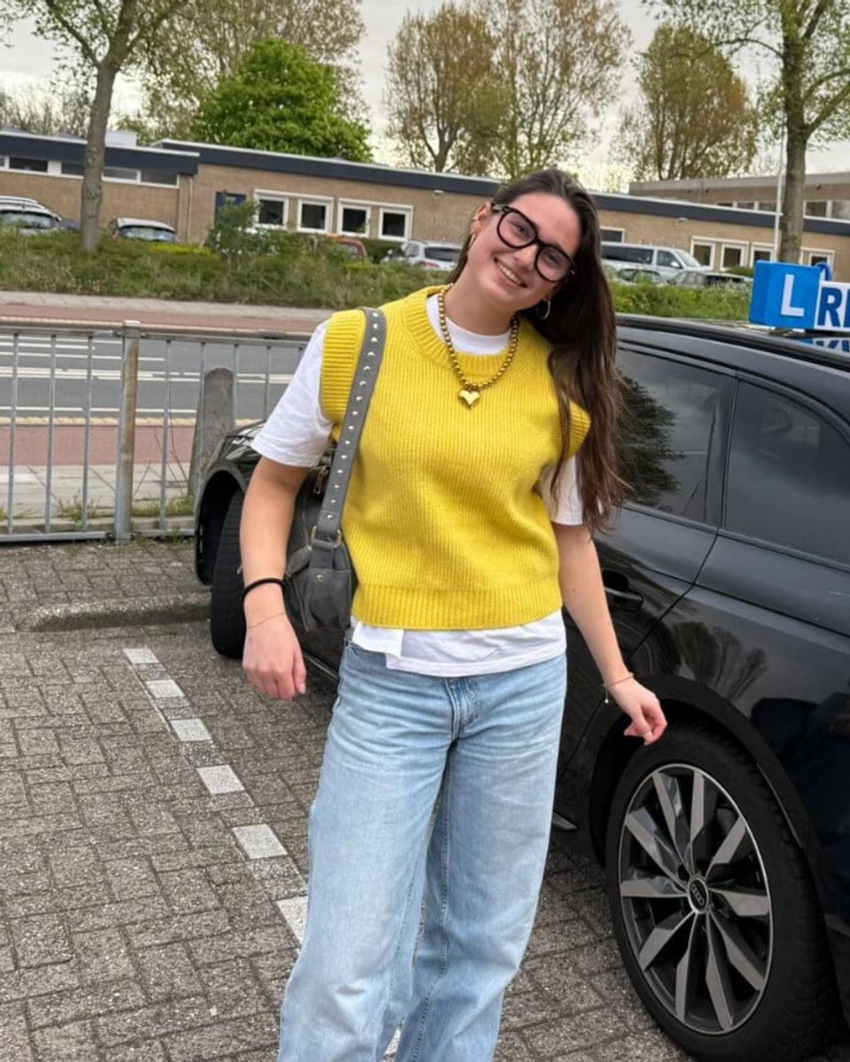 Geslaagde leerling bij Rijcoach Haarlem na het praktijkexamen