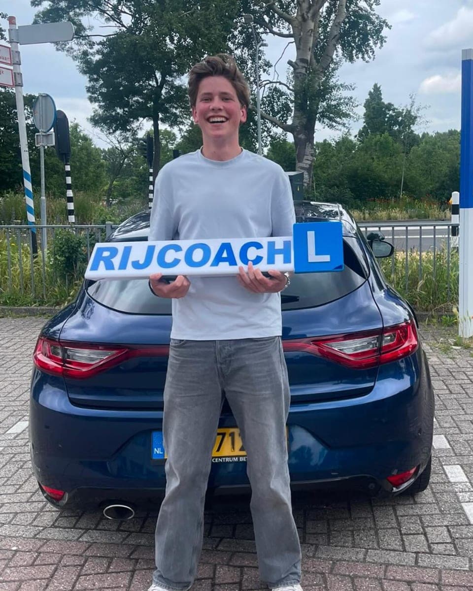 Leerling geslaagd bij Rijcoach Heemstede naast de lesauto