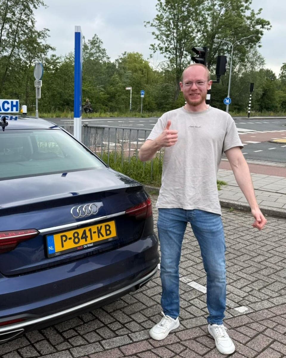 Geslaagde leerling bij Rijcoach Heemstede met duim omhoog