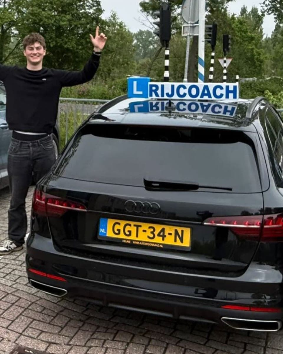 Geslaagde leerling met Rijcoach lesauto in Heemstede