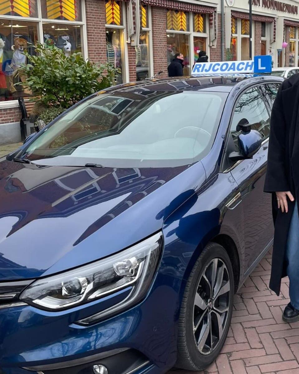 Geslaagde leerling met Rijcoach lesauto in Heemstede
