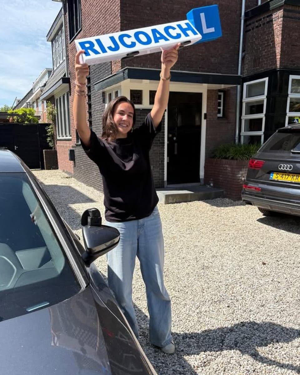 Blije leerling na het behalen van het rijbewijs bij Rijcoach Hoofddorp