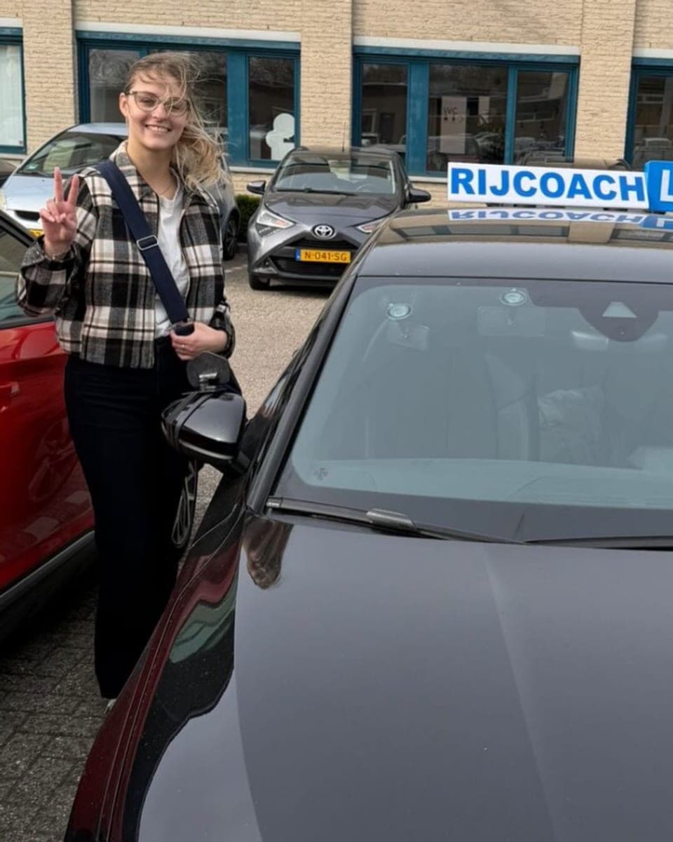 Leerling geslaagd bij Rijcoach Hoofddorp met lesauto