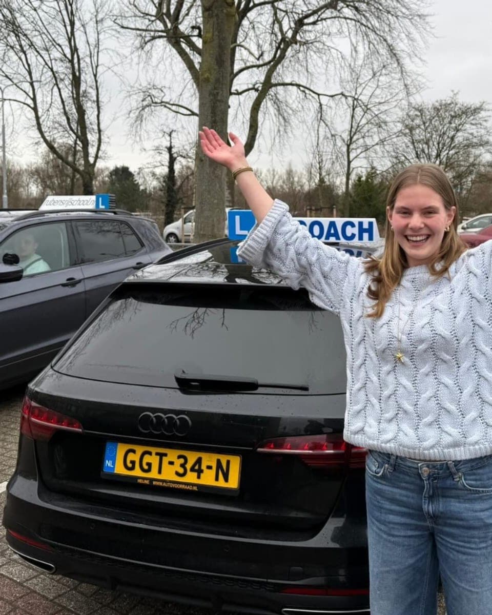 Geslaagde leerling met Rijcoach lesauto in Hoofddorp