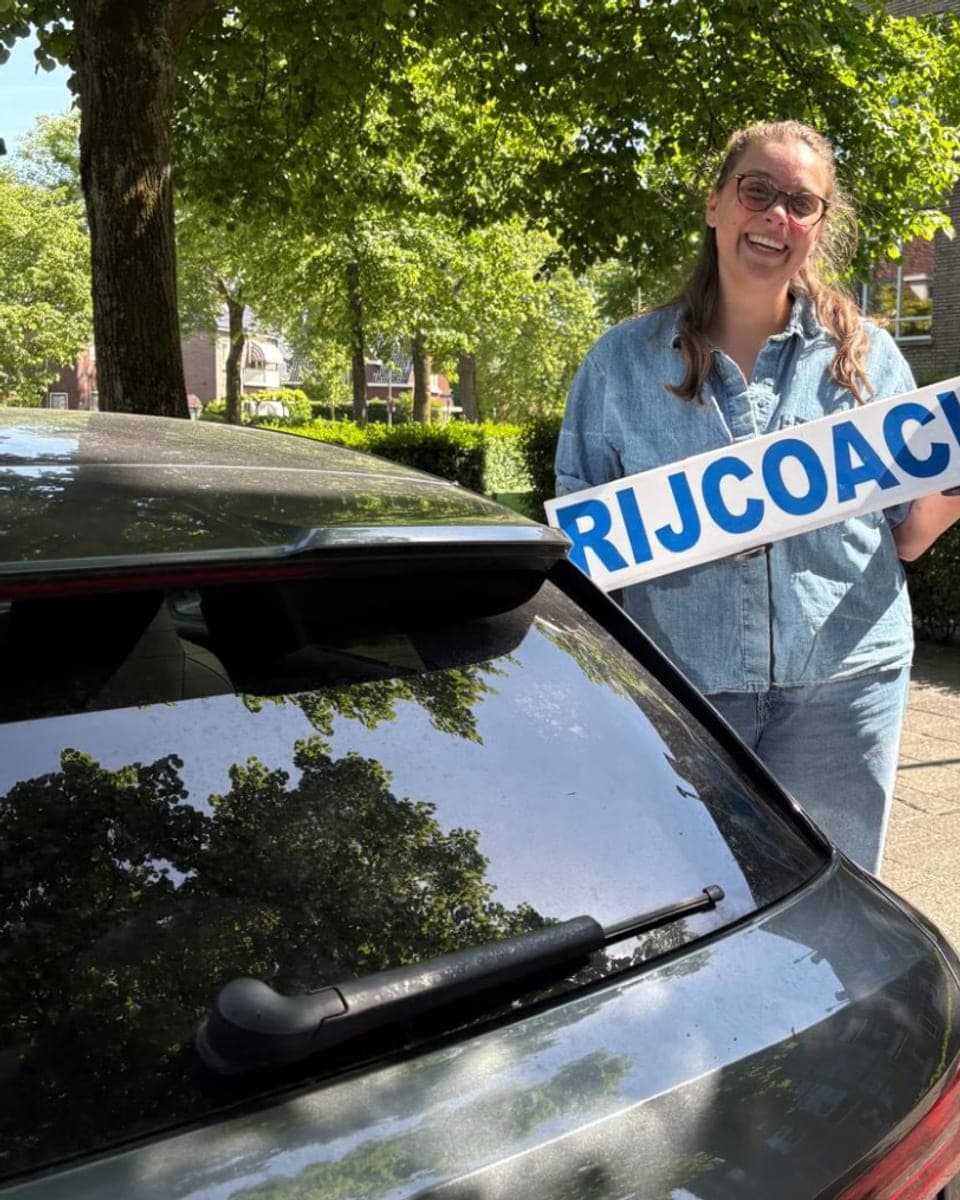 Geslaagde leerling met Rijcoach lesauto in Overveen