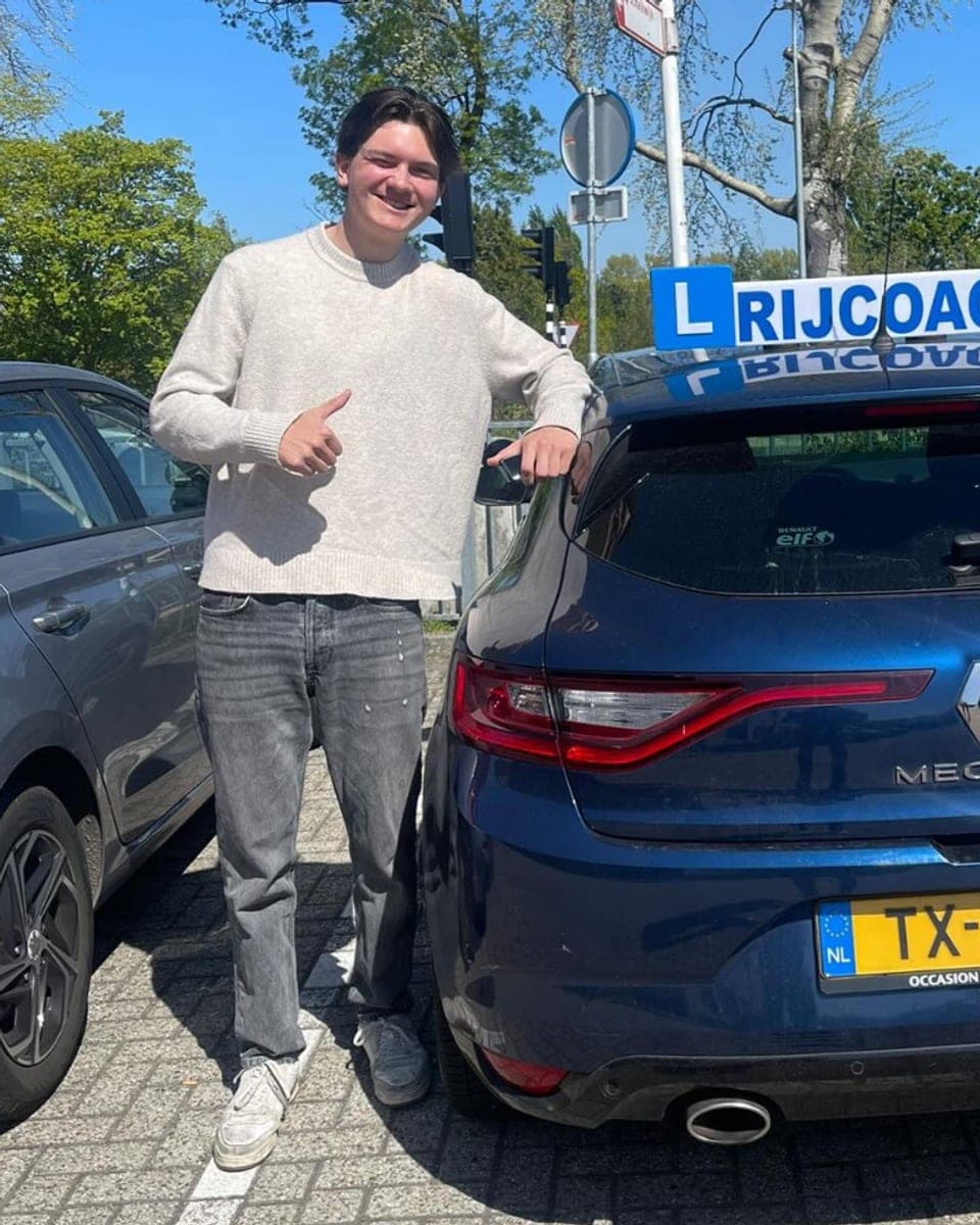 Geslaagde leerling naast Rijcoach lesauto in Overveen