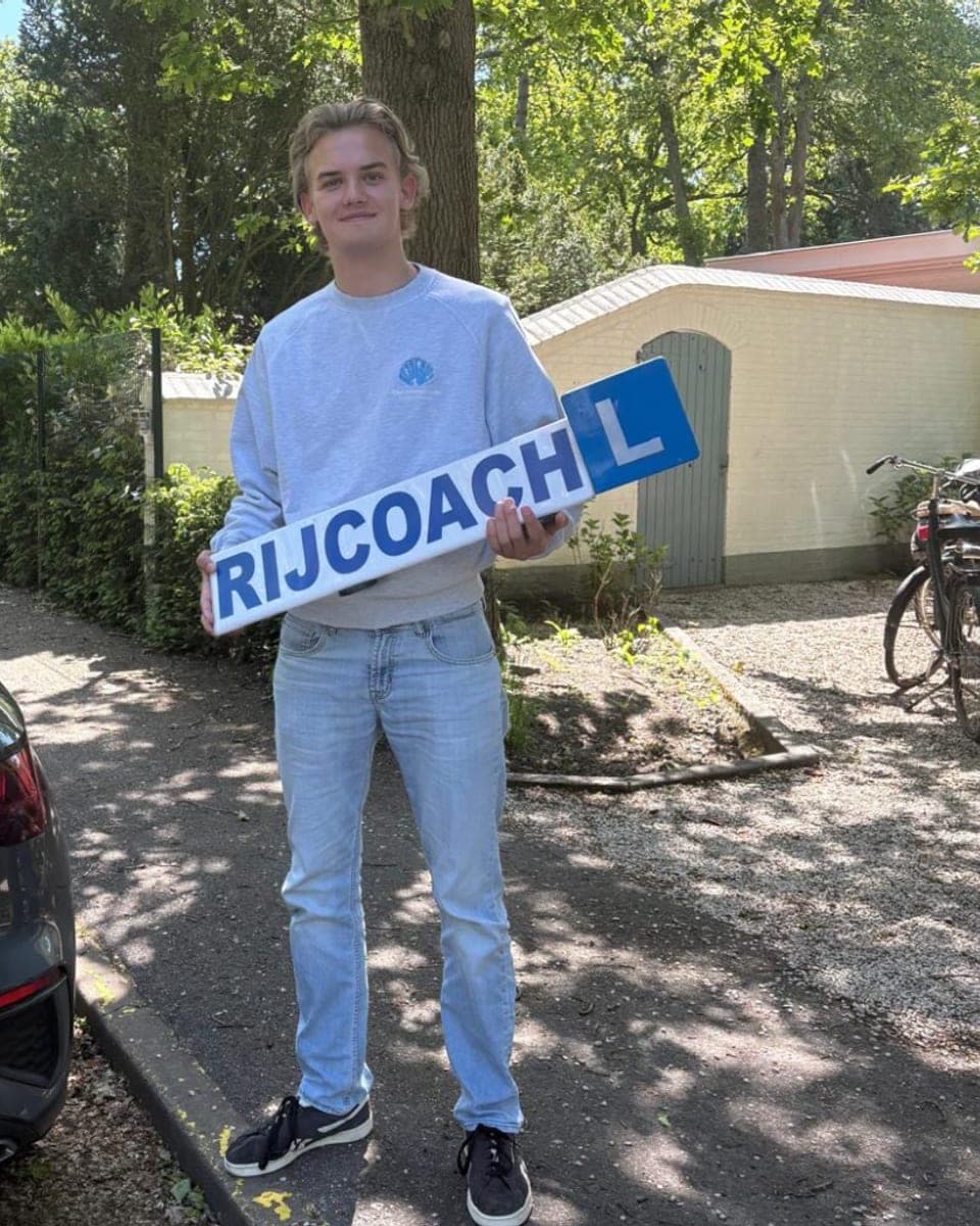 Geslaagde leerling bij Rijcoach in Zandvoort met lesauto