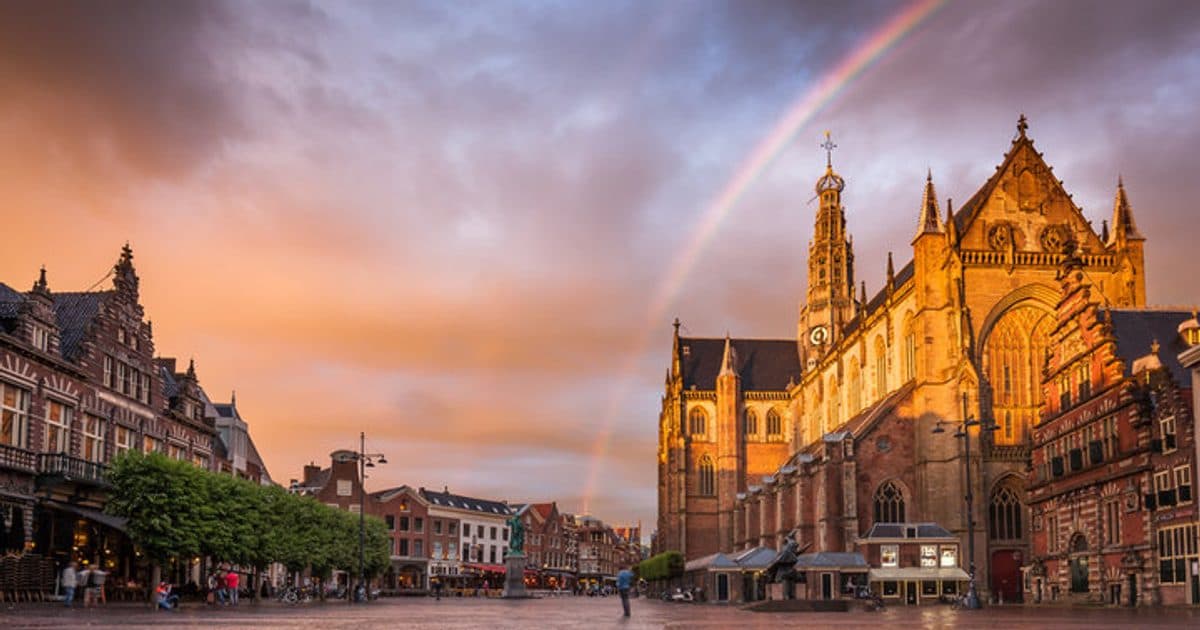 Lesauto op de Grote Markt in Haarlem — CBR slagingspercentages eerlijk vergelijken
